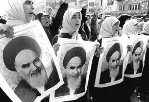 نقش زنان دشتستانی و برازجانی در انقلاب اسلامی ایران: سنگ در مقابل تانک