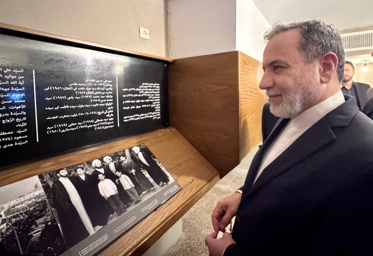 بالصور..عراقجي يزور منزل قائد الثورة التاريخي في مشهد