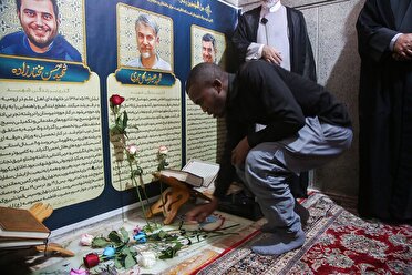 طلاب غیر إیرانیون یُکرّمون شهداء قم عند مرقد المعصومة (ع)