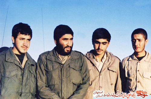 هشت سال جنگ، هشت شب هم نجفآباد نبود...!+از کودکی تا شهادت «حاج احمد» به روایت پسر دوم خانواده «حاج حسن کاظمی نجفآبادی» هشت سال جنگ، هشت شب هم نجفآباد نبود...!+از کودکی تا شهادت «حاج احمد» به روایت پسر دوم خانواده «حاج حسن کاظمی نجفآبادی»