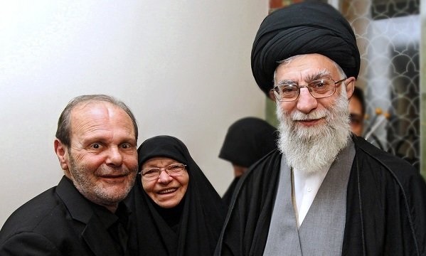 اهدای تصویر رهبر انقلاب و پدر و مادر شهید «مغنیه» به خانواده شهید اهدای تصویر رهبر انقلاب و پدر و مادر شهید «مغنیه» به خانواده شهید