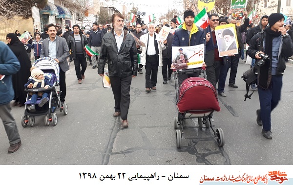 راهپیمایی یوم الله 22 بهمن در هوای برفی سمنان راهپیمایی یوم الله 22 بهمن در هوای برفی سمنان