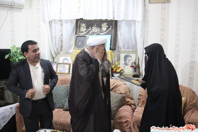 دیدار مدیر کل بنیاد شهید و امور ایثارگران استان هرمزگان به همراه امام جمعه و نماینده ولی فقیه هرمزگان با خانواده شهدا