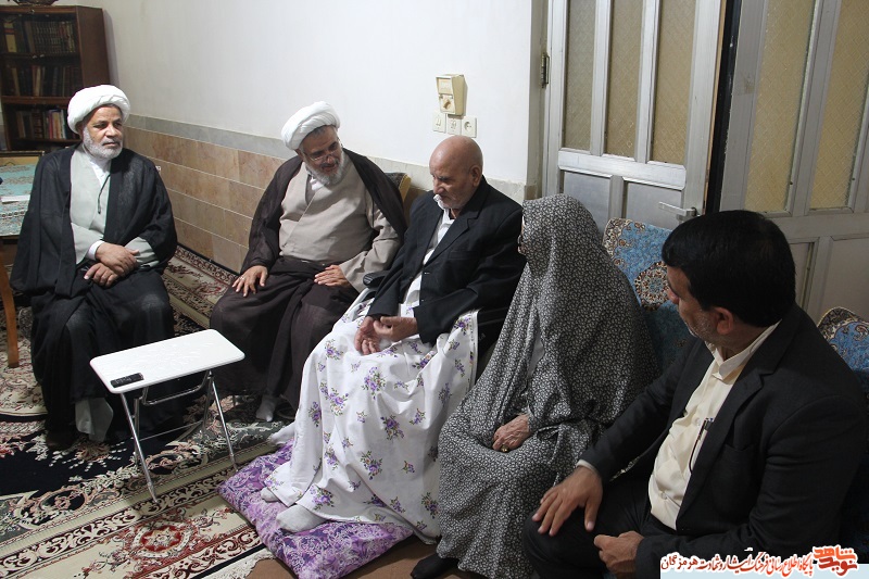 دیدار مدیر کل بنیاد شهید و امور ایثارگران استان هرمزگان به همراه امام جمعه و نماینده ولی فقیه هرمزگان با خانواده شهدا