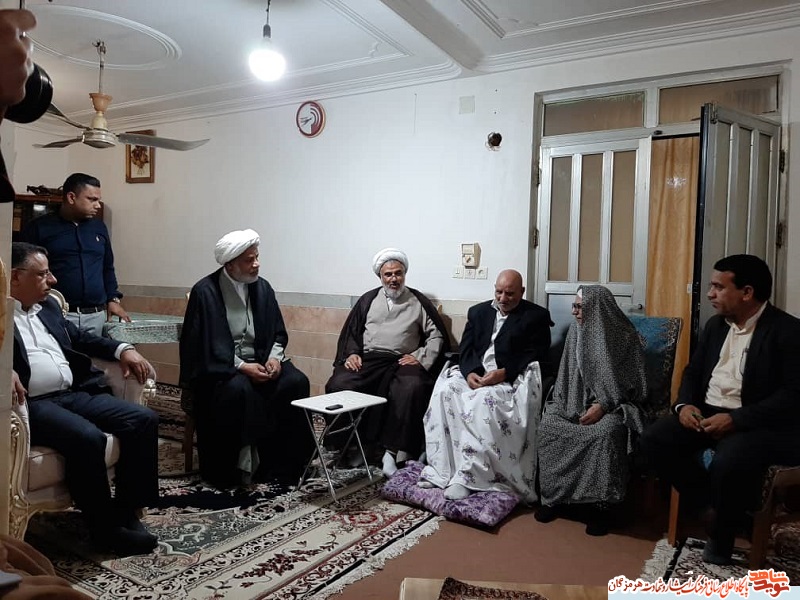 دیدار مدیر کل بنیاد شهید و امور ایثارگران استان هرمزگان به همراه امام جمعه و نماینده ولی فقیه هرمزگان با خانواده شهدا