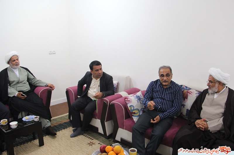 دیدار مدیر کل بنیاد شهید و امور ایثارگران استان هرمزگان به همراه امام جمعه و نماینده ولی فقیه هرمزگان با خانواده شهدا