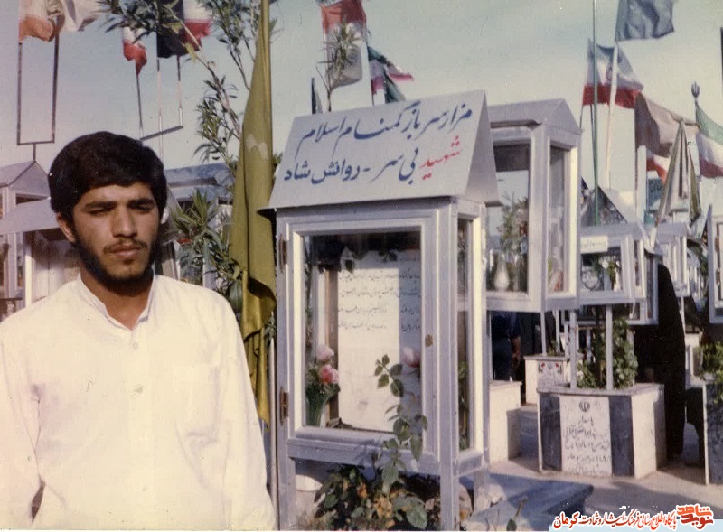 تصویر/ سردار شهید «حسین تاجیک» بر سر مزار شهید بی سر! تصویر/ سردار شهید «حسین تاجیک» بر سر مزار شهید بی سر!