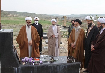 نماینده مردم همدان در مجلس خبرگان بر مزار شهید قاسمی حضور یافت نماینده مردم همدان در مجلس خبرگان بر مزار شهید قاسمی حضور یافت
