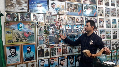 نمایشگاه 20 متری از عکس شهدا در مغازه جوان ملایری