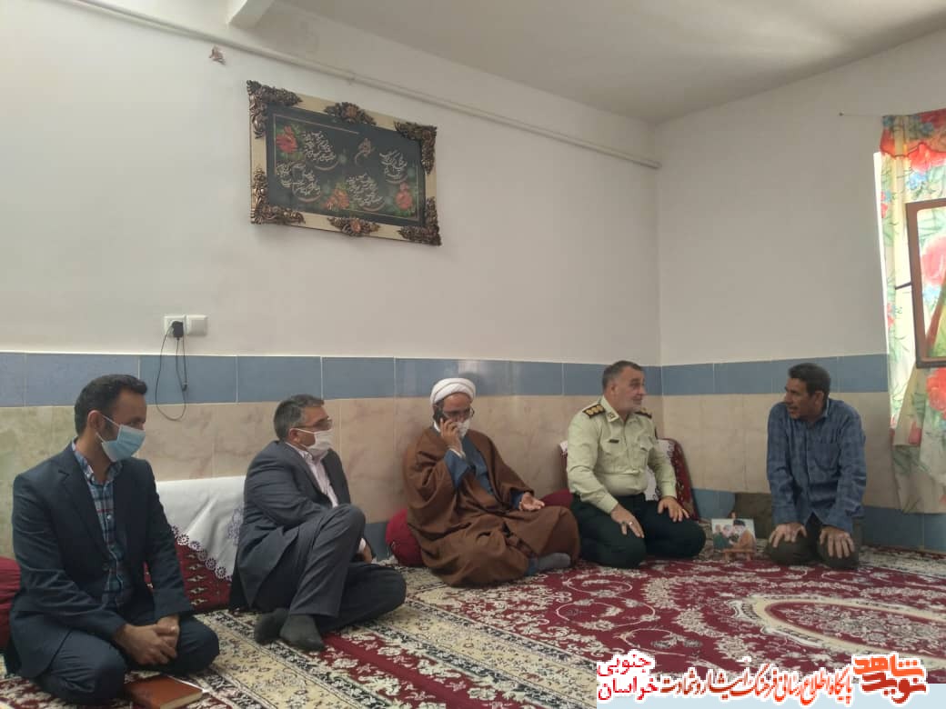 دیدار با خانواده ایثارگران با همراهی مسئولین شهرستان سربیشه