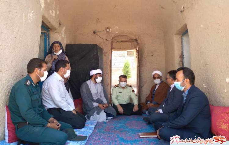 دیدار با خانواده ایثارگران با همراهی مسئولین شهرستان سربیشه