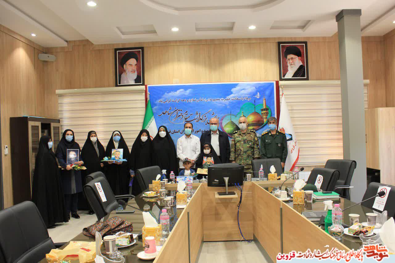 مدیرکل بنیاد قزوین از دختران شاهد تجلیل کرد مدیرکل بنیاد قزوین از دختران شاهد تجلیل کرد