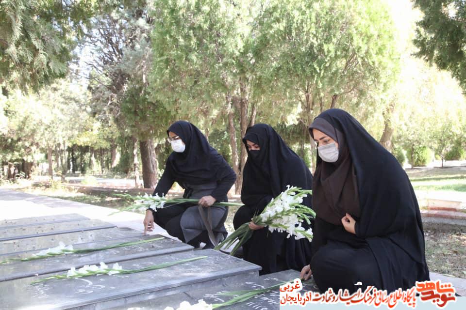 گزارش تصویری/  آیین غبارروبی مزار شهدای ارومیه به مناسبت هفته دفاع مقدس