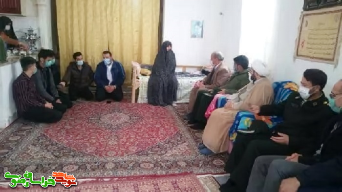دیدار جمعی از آزادگان با والدین شهید «امید رضا آگاه»