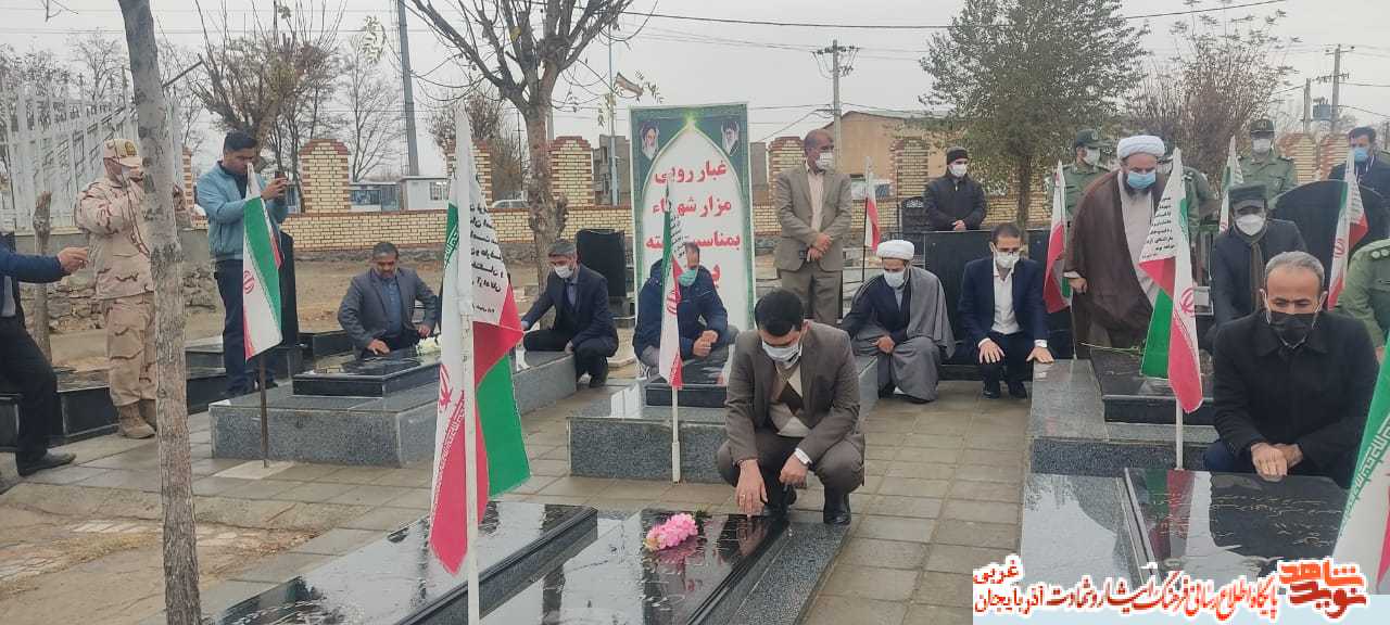 گزارش تصویری/ غبارروبی و عطرافشانی گلزار شهدای شهرستان پلدشت