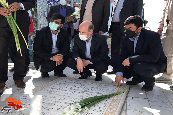 ادای احترام  وزیر نیرو به شهدای زاهدان