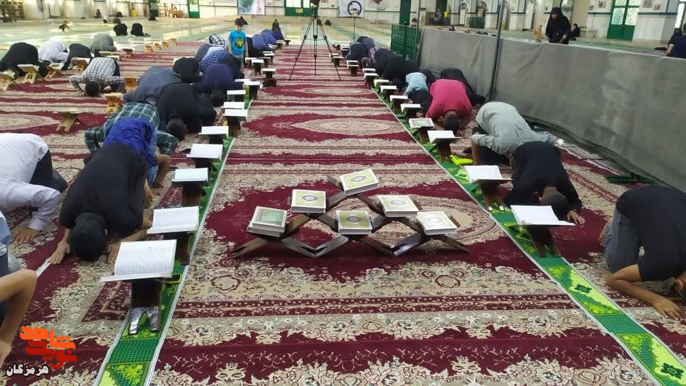 محفل جزءخوانی قرآن‌ کریم در گلزار شهدای شهرستان بندرعباس برگزار شد
