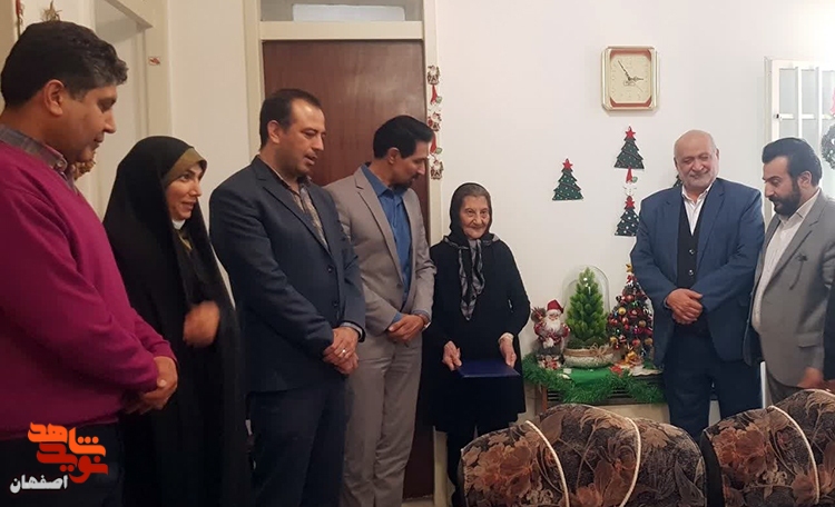 مسئولین شاهین شهر با خانواده شهید ارمنی «مگردیچ طوماسیان» دیدار کردند
