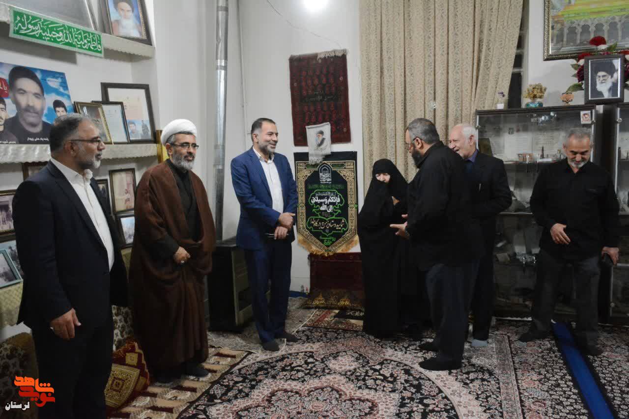 گزارش تصویری/دیدار استاندار لرستان با مادر شهیدان «اصغر و رسول زیودار»