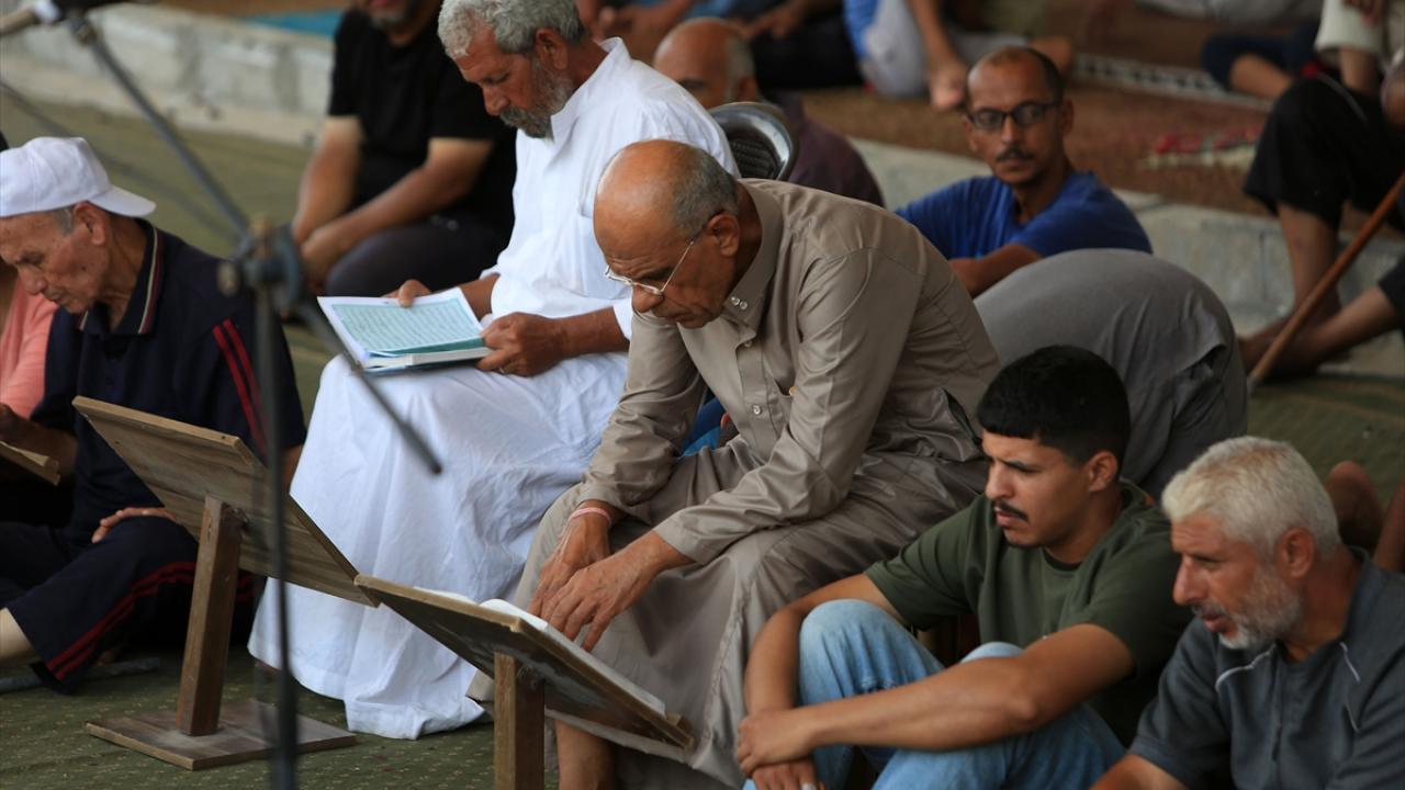 برگزاری اولین نماز جمعه در مسجدی ویران شده در خان یونس بعد از آتش بس + فیلم برگزاری اولین نماز جمعه در مسجدی ویران شده در خان یونس بعد از آتش بس + فیلم
