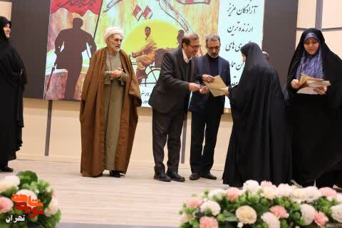 تجلیل از خانواده های معزز شهدا و جانباران شاخص مدارس شاهد منطقه ۸