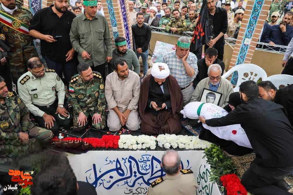 حضور پدر و مادر شهید گیلانی در تشیع پیکر شهید گمنام در تهران