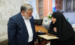 دیدار استاندار آذربایجان‌غربی با مادر شهید «حسن رحیم پور»