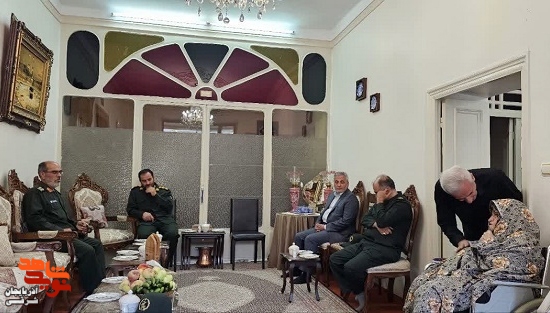 سلمانی و فرمانده سپاه عاشورا در تبریز با خانواده شهدا و ایثارگران دیدار کردند سلمانی و فرمانده سپاه عاشورا در تبریز با خانواده شهدا و ایثارگران دیدار کردند