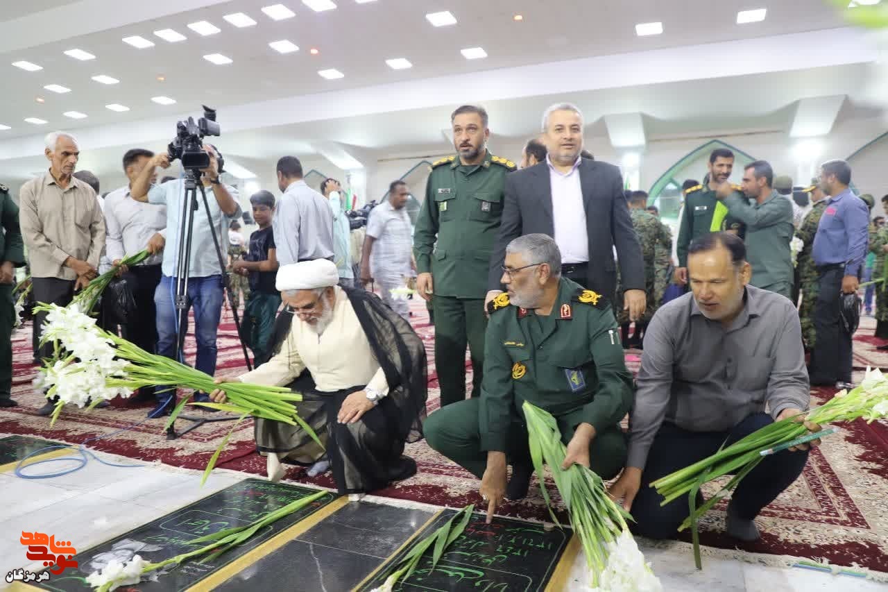 آیین مهمانی لاله‌ها در گلزار شهدای بندرعباس برگزار شد