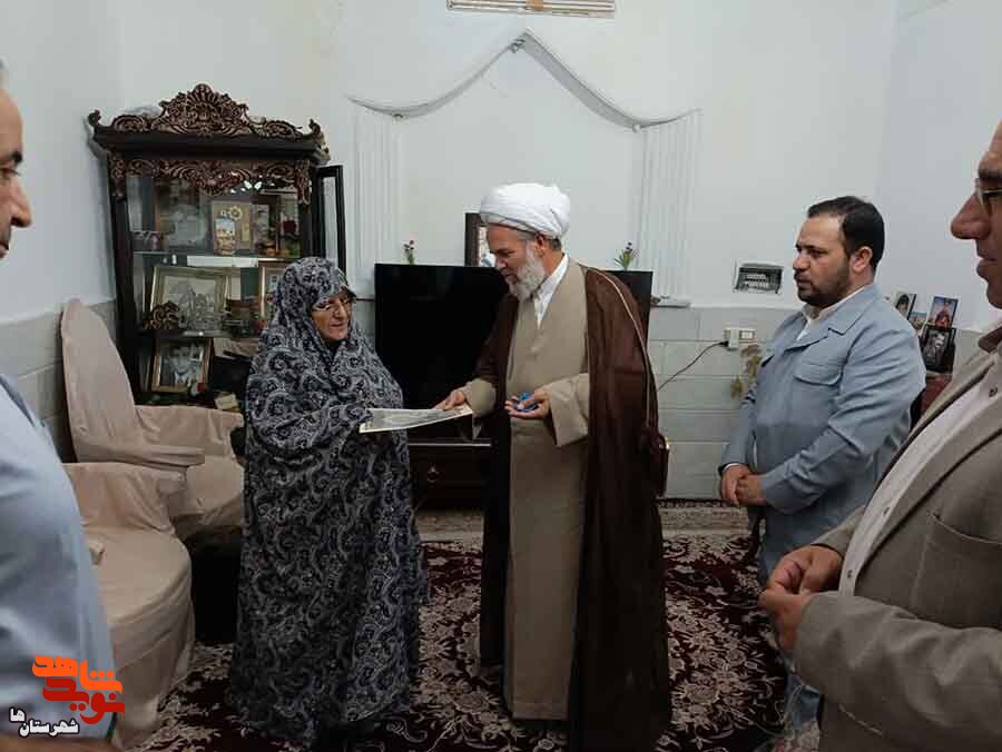 مسئولین شهرستان پاکدشت با خانواده شهید غریب در اسارت «حسن هداوندمیرزایی» دیدار کردند