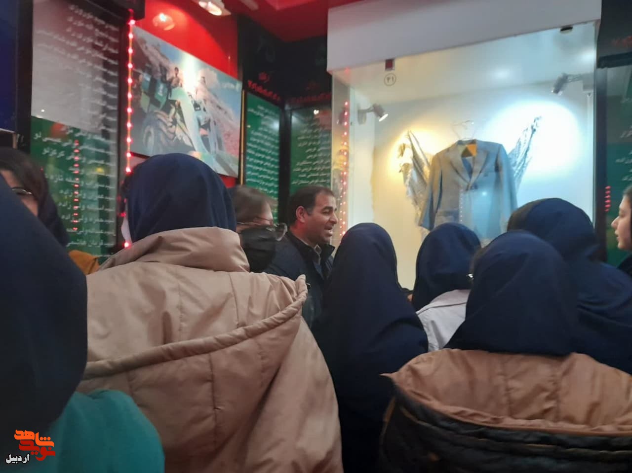 بازدید دانش‌آموزان دبیرستان دخترانه دانش پژوهان از موزه شهدای اردبیل