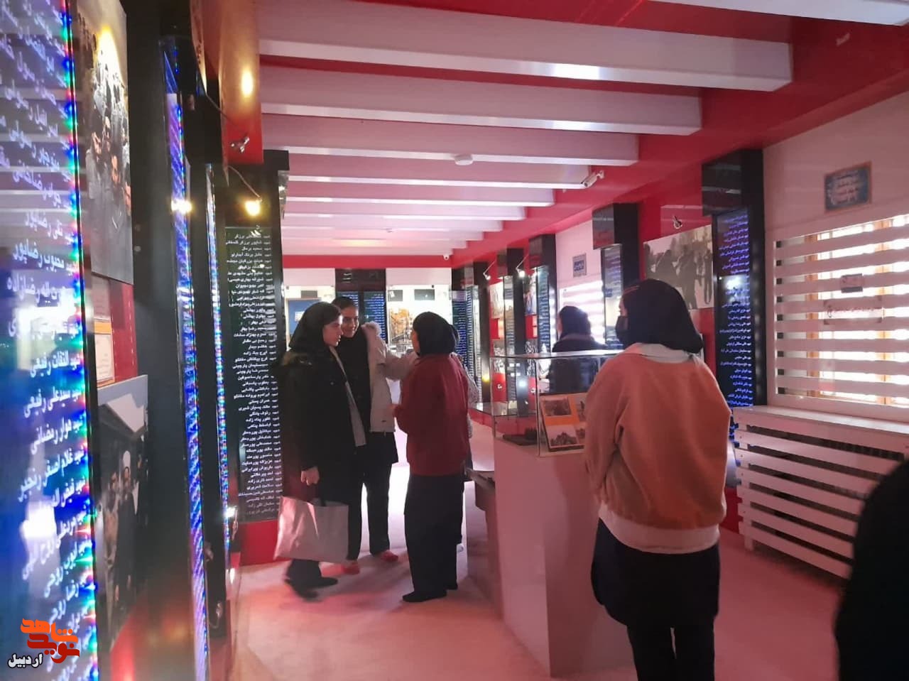 بازدید دانش‌آموزان دبیرستان دخترانه دانش پژوهان از موزه شهدای اردبیل