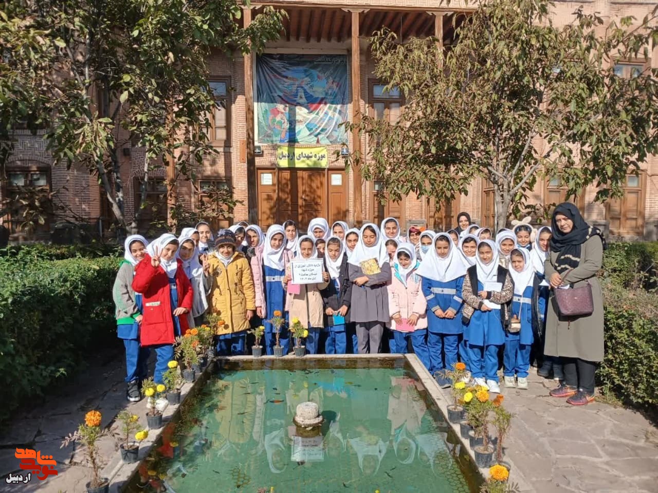 بازدید دانش‌آموزان دبستان دخترانه حکمت از موزه شهدای اردبیل