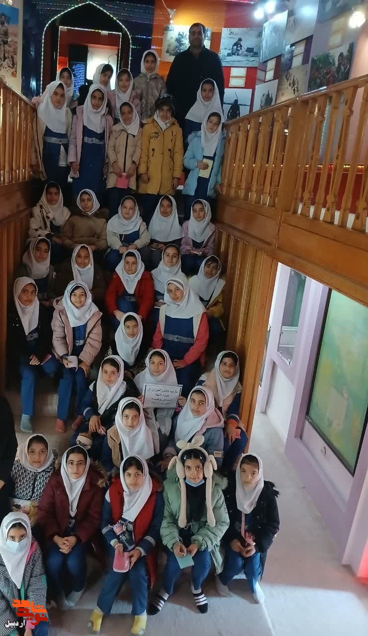 بازدید دانش‌آموزان دبستان دخترانه حکمت از موزه شهدای اردبیل