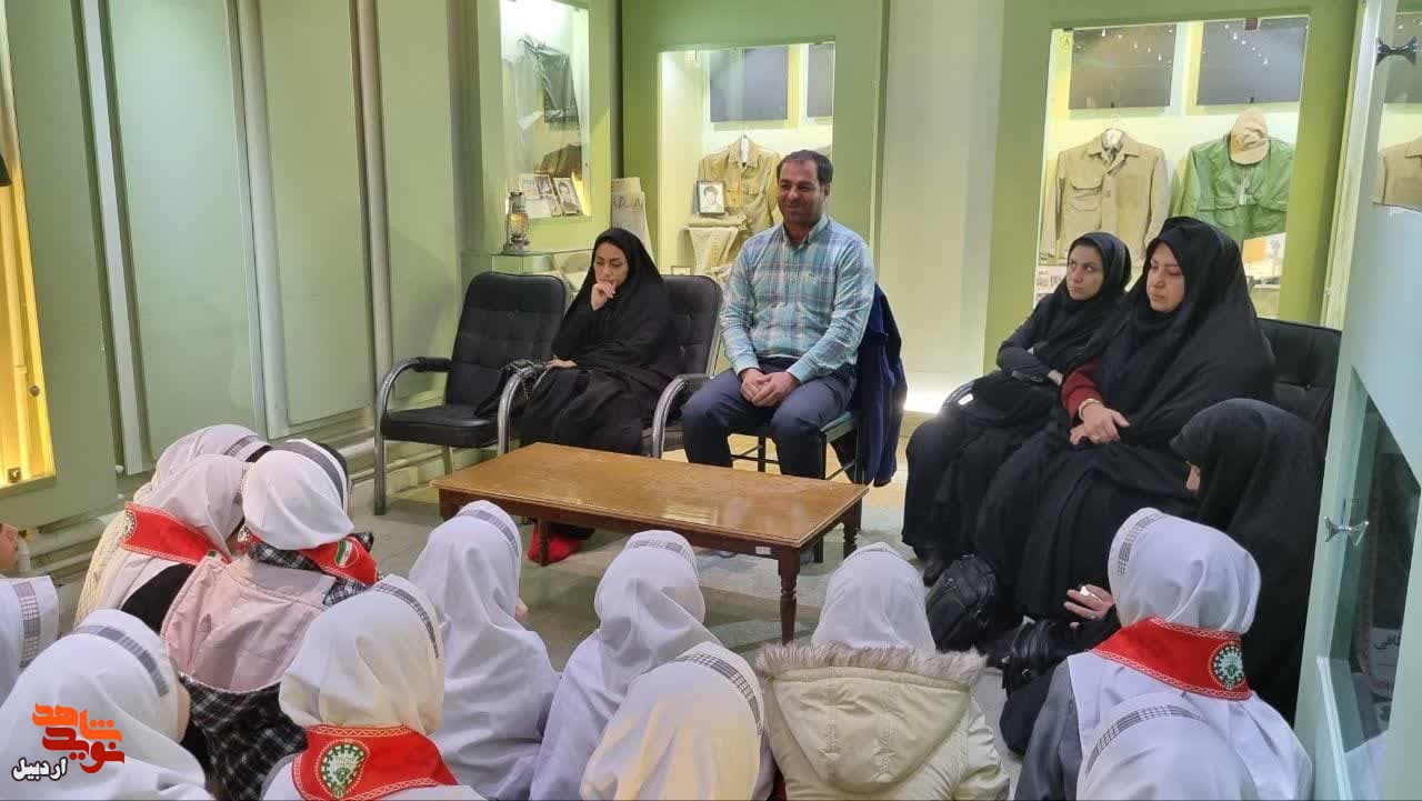 بازدید دانش‌آموزان دبستان شهید توکل پاسبانی از موزه شهدای اردبیل