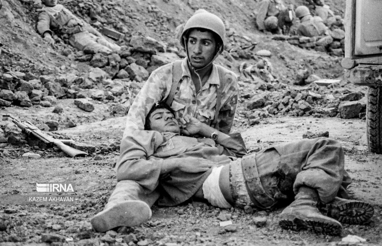 شهدای دانش‌آموز در دفاع مقدس مشق عشق کردند