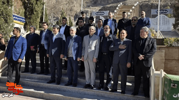 حضور وزیر فرهنگ و ارشاد اسلامی در گلزار شهدای کرمان حضور وزیر فرهنگ و ارشاد اسلامی در گلزار شهدای کرمان