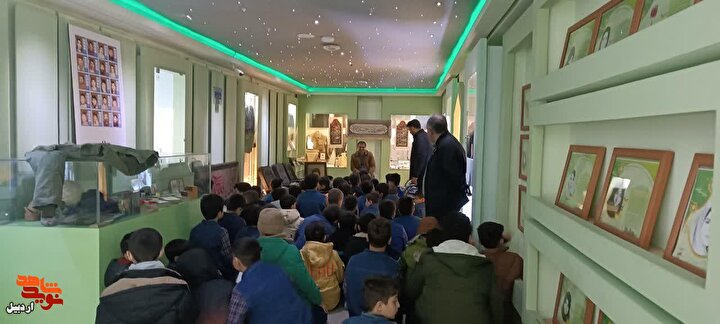 بازدید دانش‌آموزان پایه چهارم دبستان پسرانه شهید مهرآور از موزه شهدای اردبیل+ تصاویر