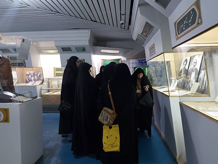 بازدید هیئت بانوان گلزار شهید محلاتی از موزه مرکزی شهدا