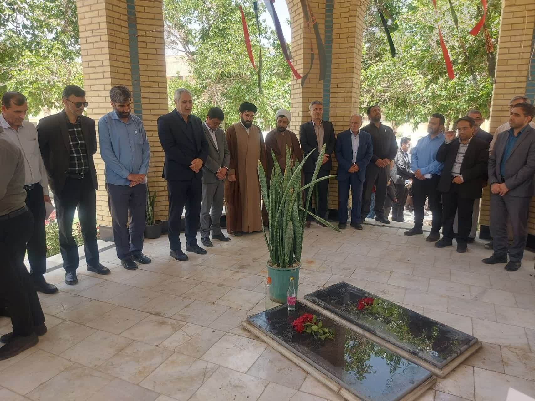عطر افشانی گلزار مطهر شهدای گمنام+ تصاویر