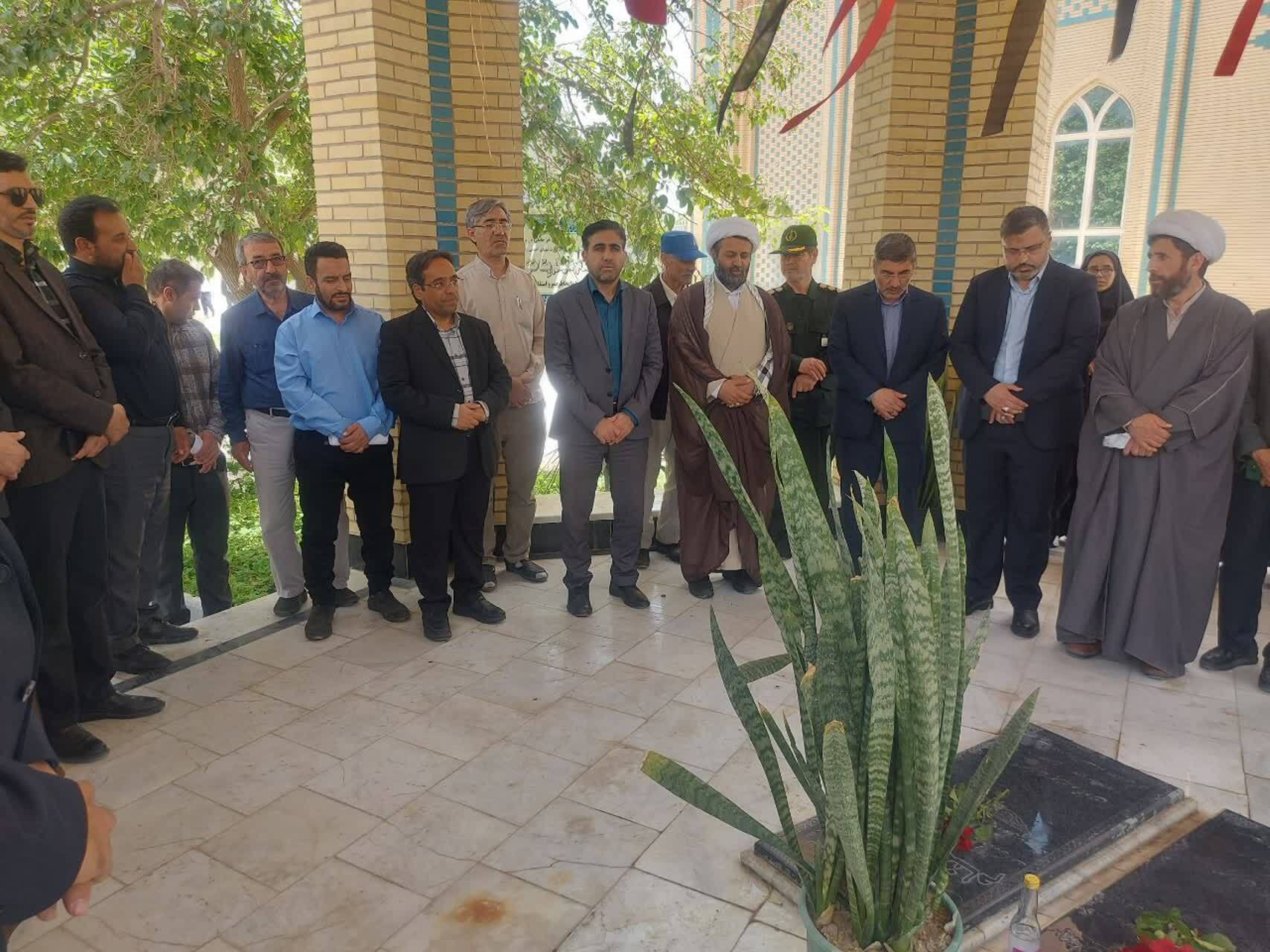 عطر افشانی گلزار مطهر شهدای گمنام+ تصاویر