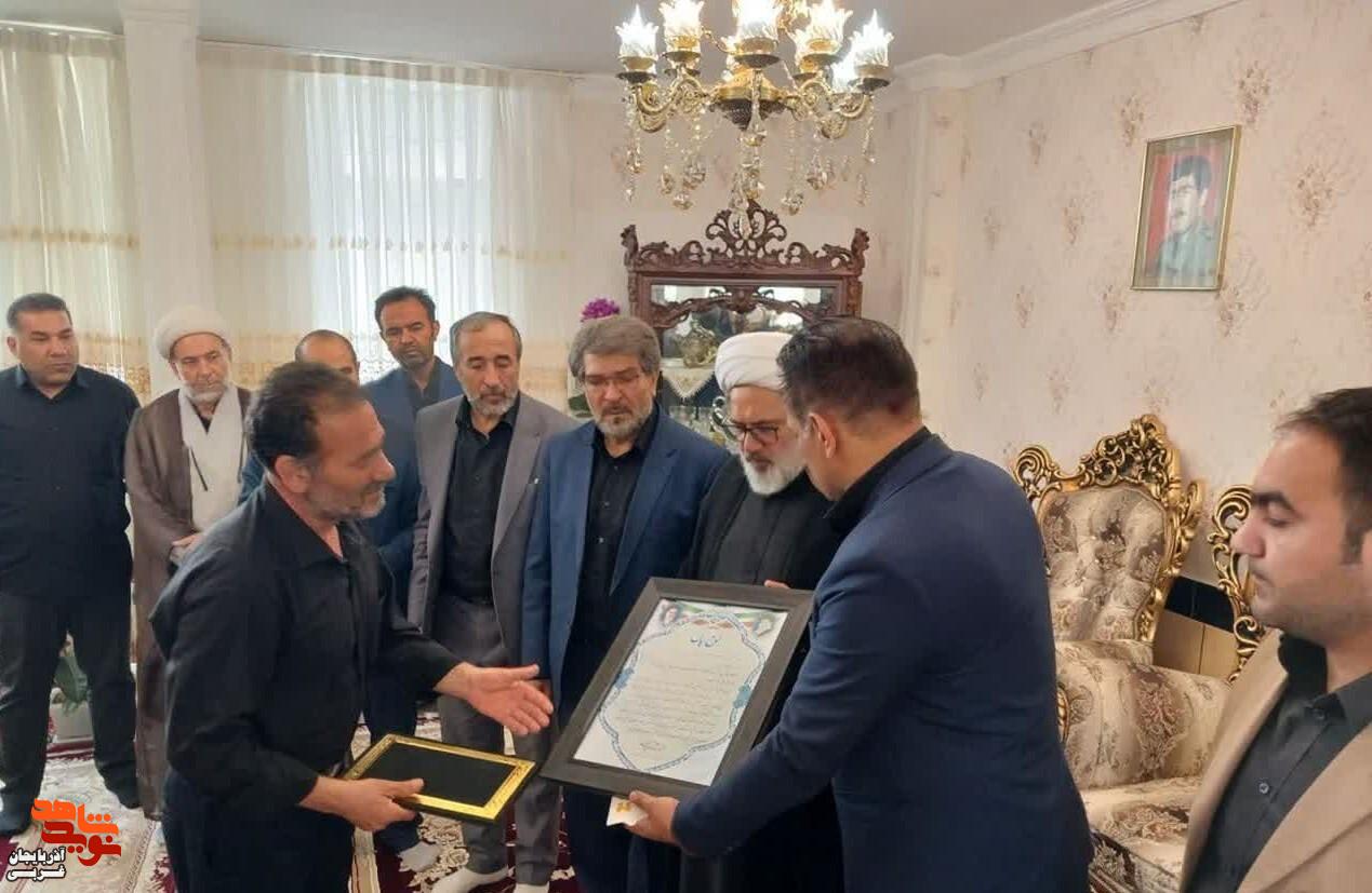 دیدار و دلجویی جمعی از مسئولان استانی و شهرستان میاندوآب از خانواده شهید والا مقام