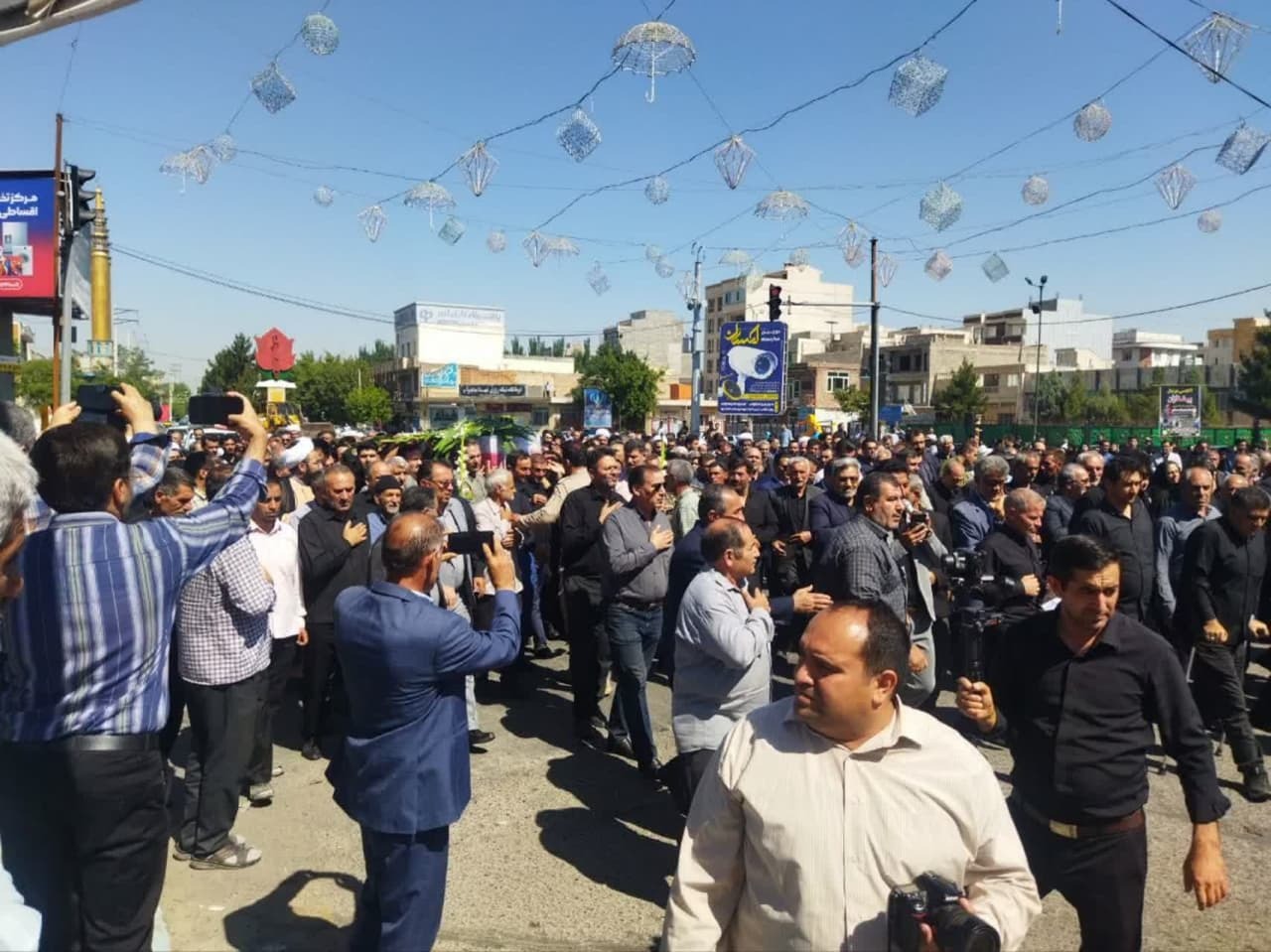 برگزاری آیین تشییع و خاکسپاری پیکر شهید مدافع وطن در شاهین دژ