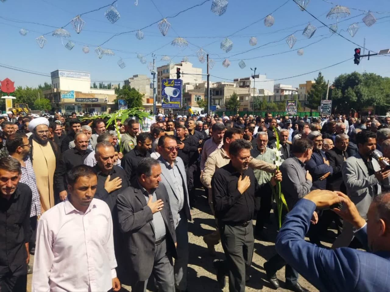 برگزاری آیین تشییع و خاکسپاری پیکر شهید مدافع وطن در شاهین دژ