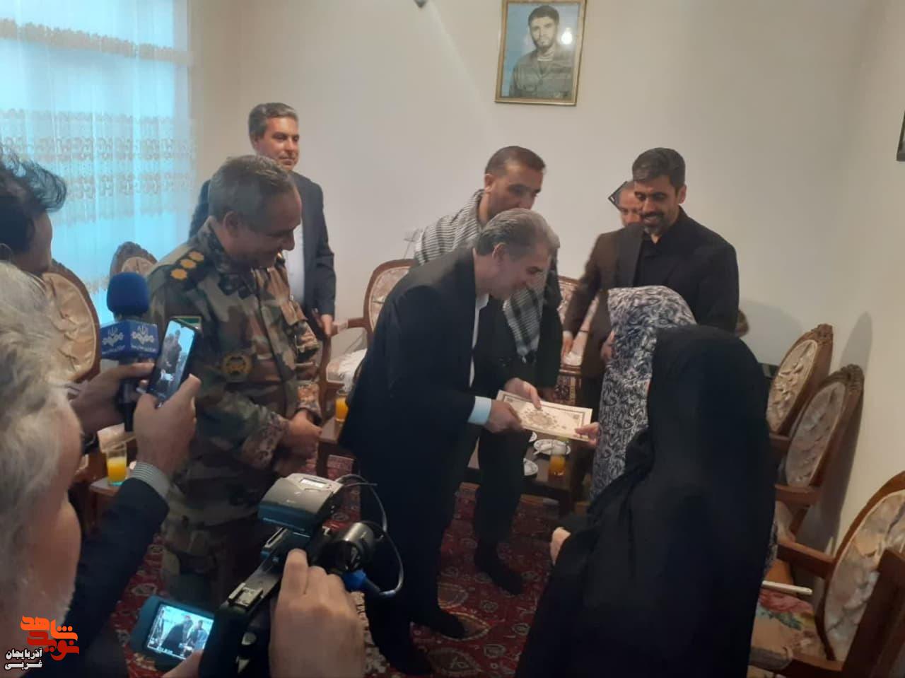 دیدار و تجلیل مسئولین شهرستان سلماس با حسین جبارزاده آزاده و جانباز معزز ۲۵ درصد و خانواده معظم شهید سعید اشرف پور