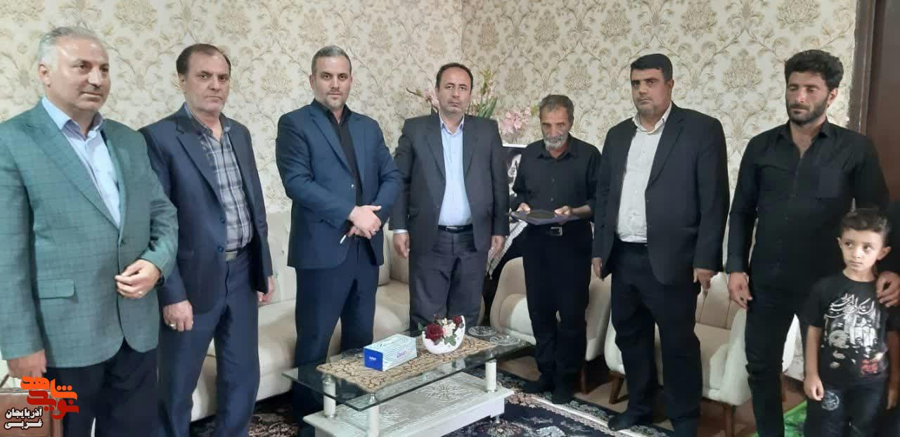 دیدار مدیرکل بنیاد شهید و امور ایثارگران استان آذربایجان غربی با خانواده های معظم شهیدان سیدمحمد موسوی و امیرحسین باقرلو در شهر خوی