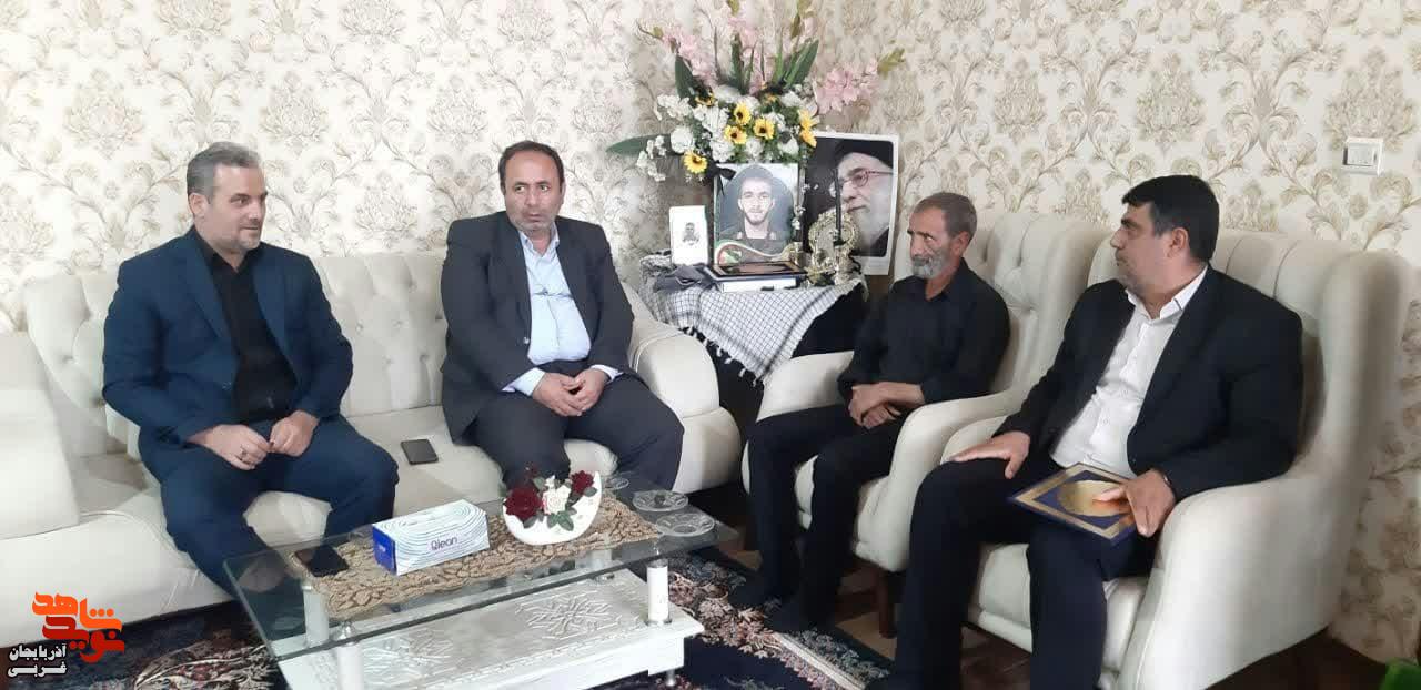 دیدار مدیرکل بنیاد شهید و امور ایثارگران استان آذربایجان غربی با خانواده های معظم شهیدان سیدمحمد موسوی و امیرحسین باقرلو در شهر خوی
