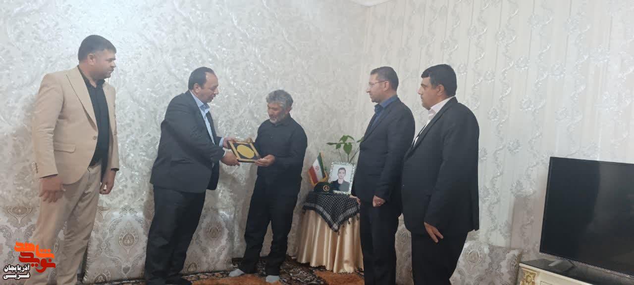 دیدار مدیرکل بنیاد شهید و امورایثارگران آذربایجان غربی با خانواده شهید «بهنام اکبرنژاد» در چالدران