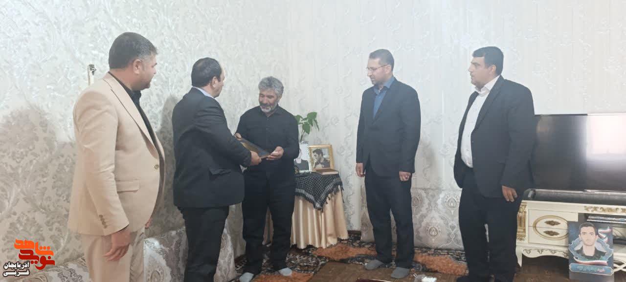 دیدار مدیرکل بنیاد شهید و امورایثارگران آذربایجان غربی با خانواده شهید «بهنام اکبرنژاد» در چالدران