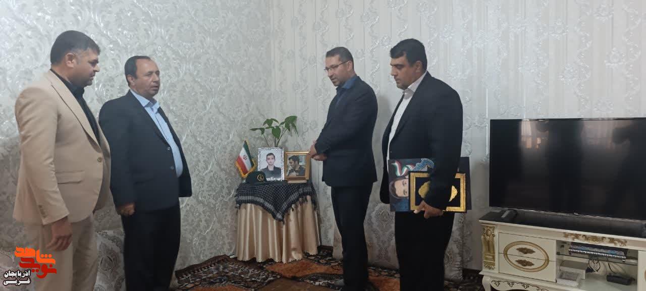 دیدار مدیرکل بنیاد شهید و امورایثارگران آذربایجان غربی با خانواده شهید «بهنام اکبرنژاد» در چالدران